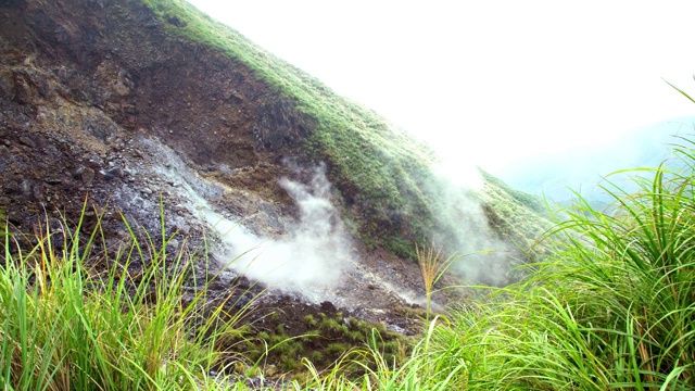 台湾拍摄的4K A冒烟火山口碎片视频素材