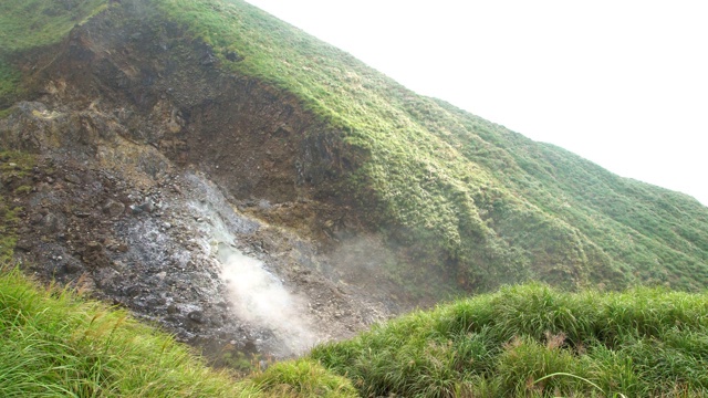 台湾拍摄的4K A冒烟火山口碎片视频素材