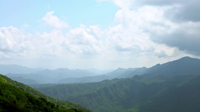 4K，高山观五分山，多云天。山美丽的风景视频素材