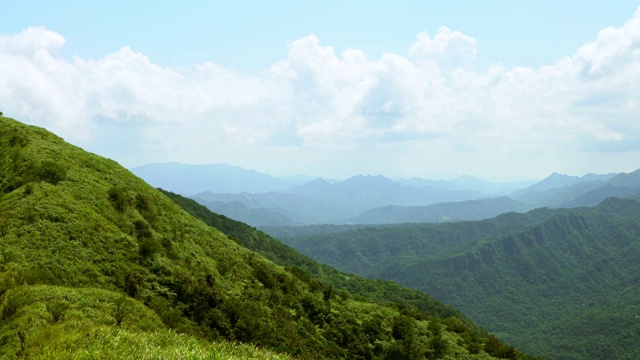 4K，高山观五分山，多云天。山美丽的风景视频素材