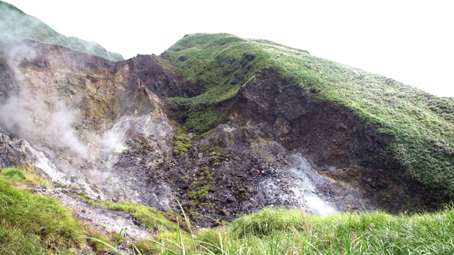 台湾拍摄的4K A冒烟火山口碎片视频素材