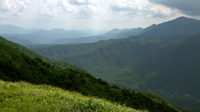 4K，高山观五分山，多云天。山美丽的风景视频素材