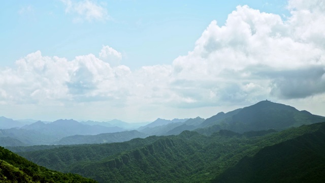 4K，高山观五分山，多云天。山美丽的风景视频素材