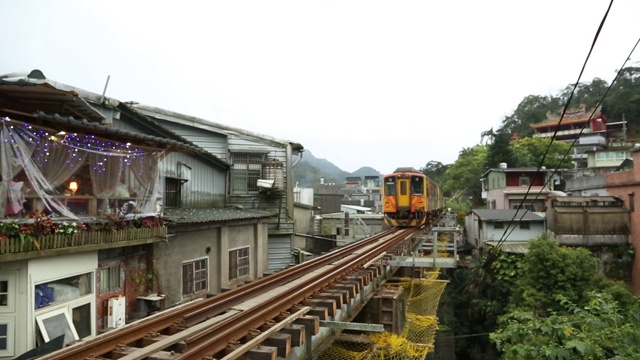 在台湾火车站的旅客看到黄色的火车放行视频素材