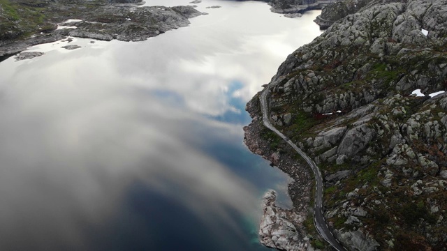 鸟瞰图。挪威山区的道路和湖泊视频素材