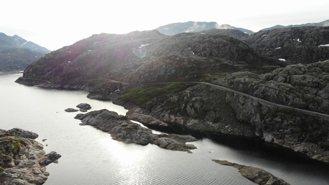 鸟瞰图。挪威山区的道路和湖泊视频素材