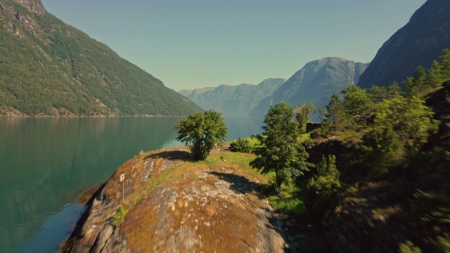 空中飞过盖兰格峡湾宁静的水面，背景是群山视频素材