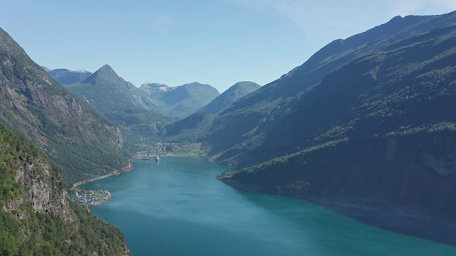 空中飞过盖兰格峡湾宁静的水面，背景是群山视频素材