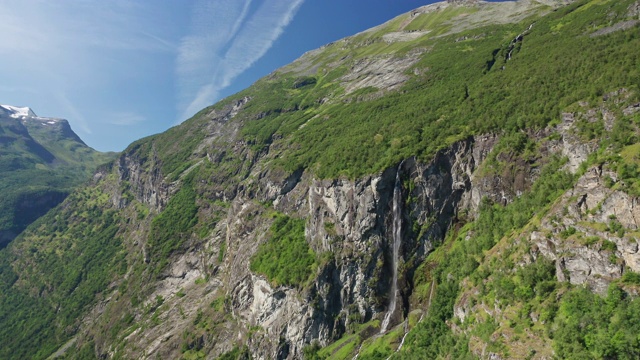 Geiranger瀑布鸟瞰图视频素材