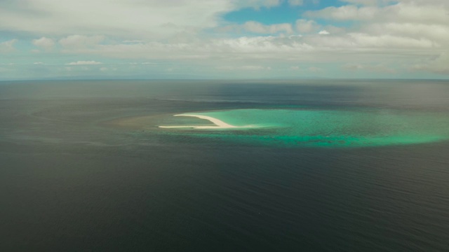 有沙滩的热带岛屿。Camiguin、菲律宾视频素材