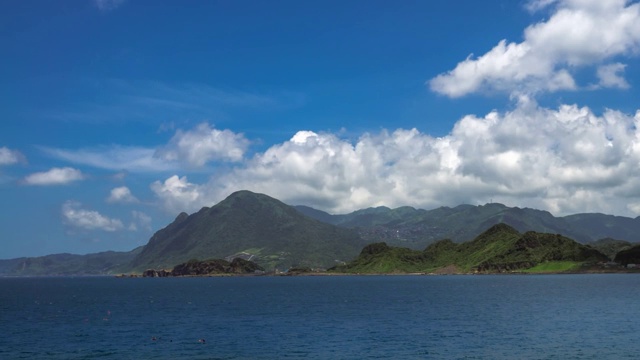 台湾热带岛屿上的绿山绿云的美丽时光视频素材