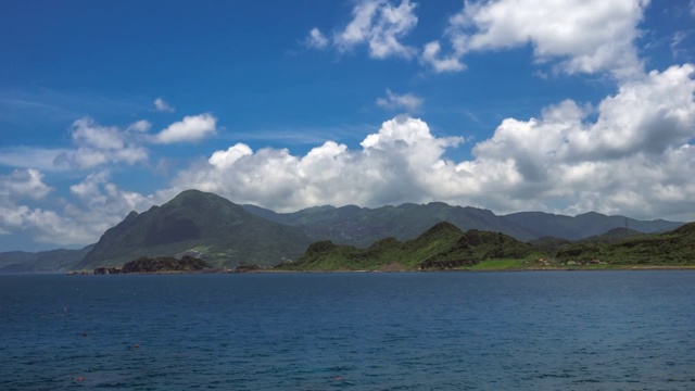 台湾热带岛屿上的绿山绿云的美丽时光视频素材