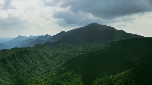 时断时续的观山五分山。山美丽的风景视频素材