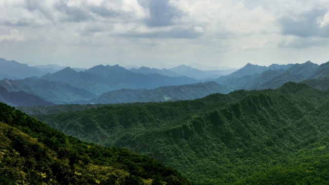 时断时续的观山五分山。山美丽的风景视频素材