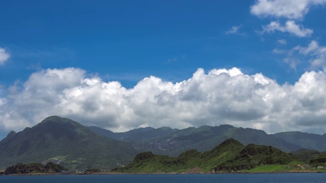 台湾热带岛屿上的绿山绿云的美丽时光视频素材