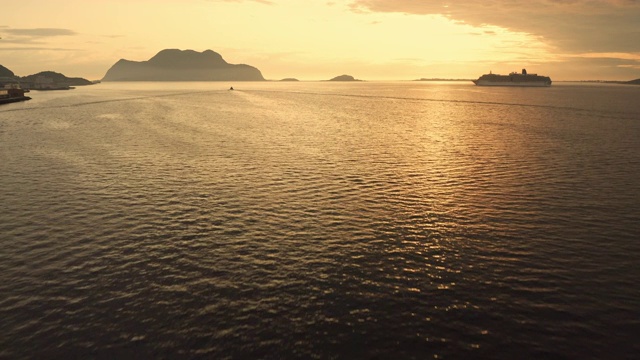 鸟瞰图Ålesund海和海港在日落视频素材