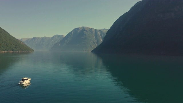 空中飞过盖兰格峡湾宁静的水面，背景是群山视频素材