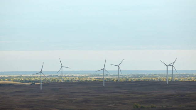 美国内布拉斯加州Sandhills风力涡轮机的鸟瞰图视频素材