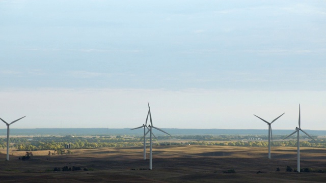 美国内布拉斯加州Sandhills地区风电场的鸟瞰图视频素材