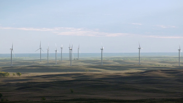 美国内布拉斯加州Sandhills地区风力涡轮机的鸟瞰图视频素材