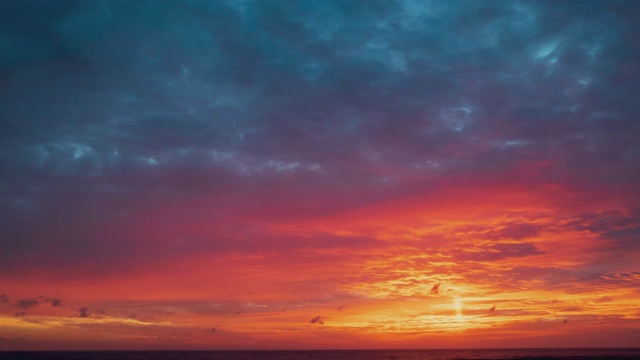 时间流逝的视频场景与移动的云在自然和旅行的概念背景多彩的日落。视频素材