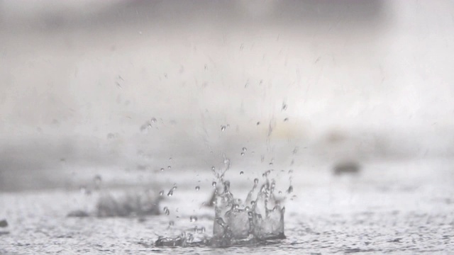 雨点落在人行道上。视频素材