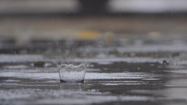 雨点落在人行道上。视频素材