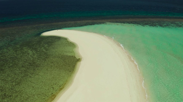 有沙滩的热带岛屿。Camiguin、菲律宾视频素材