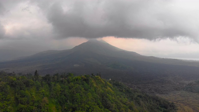 航拍巴图尔火山在巴厘岛，印度尼西亚视频素材