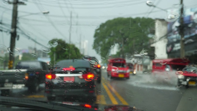 慢镜头:雨天堵车视频素材