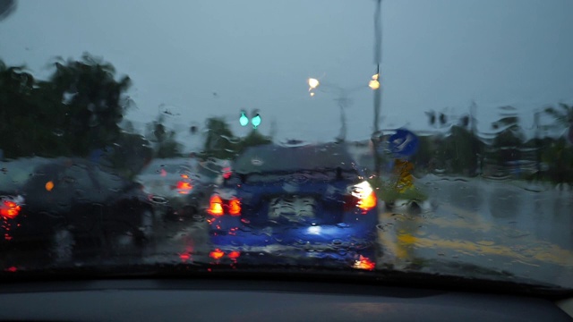 慢镜头，雨天堵车视频素材