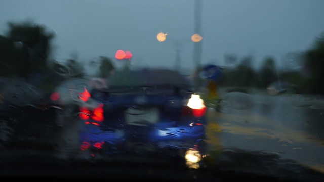 慢镜头，雨天堵车视频素材