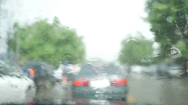 慢镜头，雨点落在挡风玻璃上视频素材