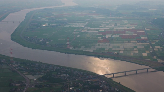 从飞机窗口观看4k空中景观，东京，日本视频素材