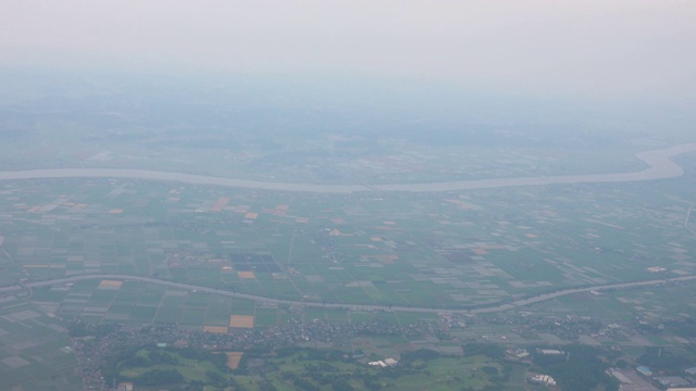 从飞机窗口观看4k空中景观，东京，日本视频素材