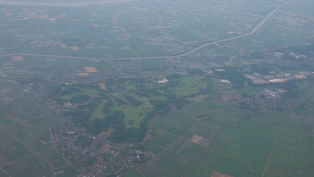 从飞机窗口观看4k空中景观，东京，日本视频素材