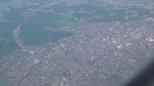 从飞机窗口观看4k空中景观，东京，日本视频素材