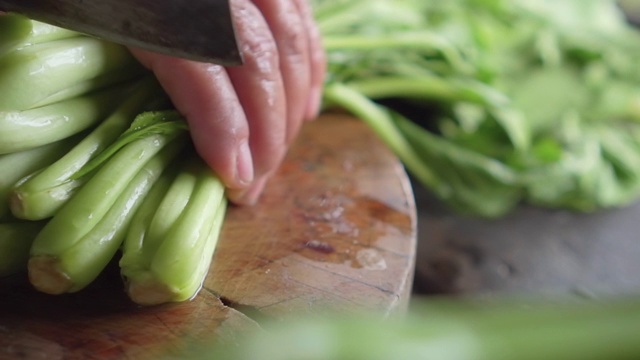 中国的青菜或青菜要切在木板上。准备吃素。素食节。视频素材