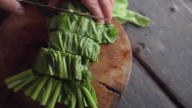 中国的青菜或青菜要切在木板上。准备吃素。素食节。视频素材