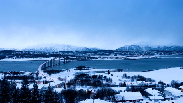 特罗姆瑟冬季天际线降雪期间，北极挪威视频素材