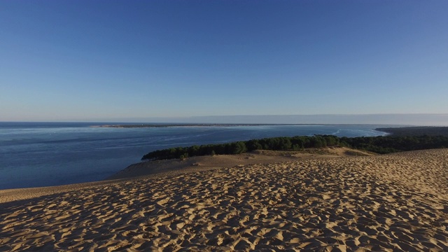 皮拉沙丘的顶峰，一个夏日的早晨视频素材