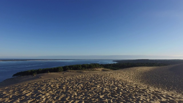 皮拉沙丘的顶峰，一个夏日的早晨视频素材