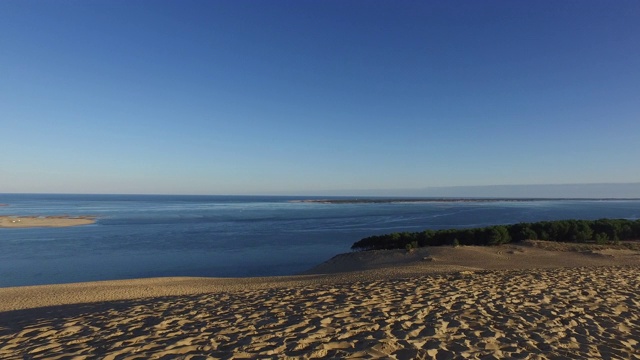 皮拉沙丘的顶峰，一个夏日的早晨视频素材