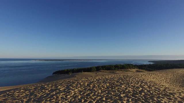 皮拉沙丘的顶峰，一个夏日的早晨视频素材