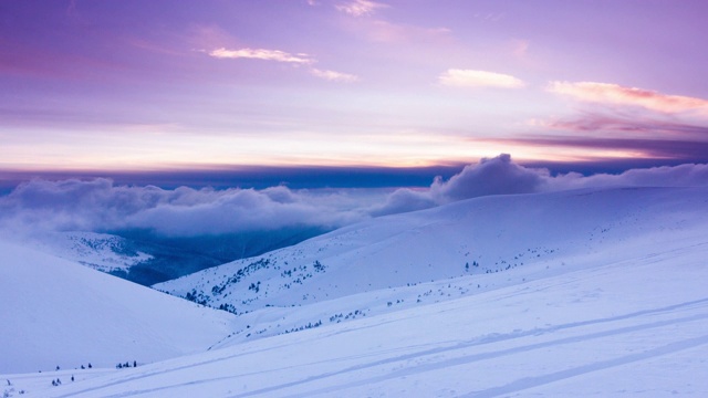 美丽的冬季景观和白雪覆盖的树木。冬天的山。视频素材