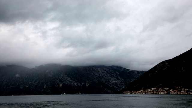 时间流逝——风暴和大雨正掠过科托尔湾视频素材