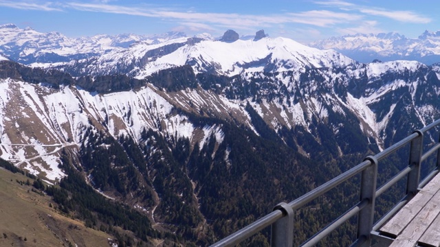 全景从高山到雪峰在瑞士阿尔卑斯山。Rochers-de-Naye视频素材