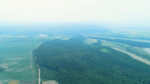 风景如画的鸟瞰图。美丽的风景藏在小路里。副本的空间。4 k。视频素材