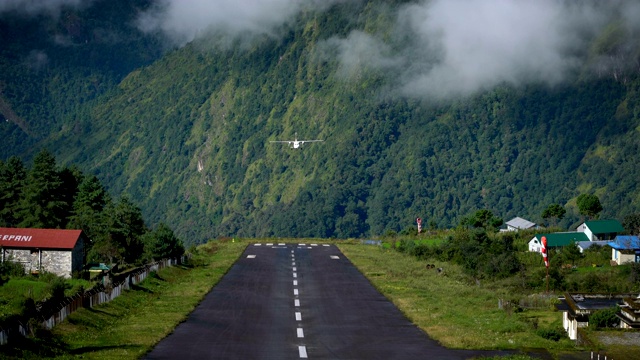 飞机降落在尼泊尔Lukla tenzing机场跑道上，4K视频素材