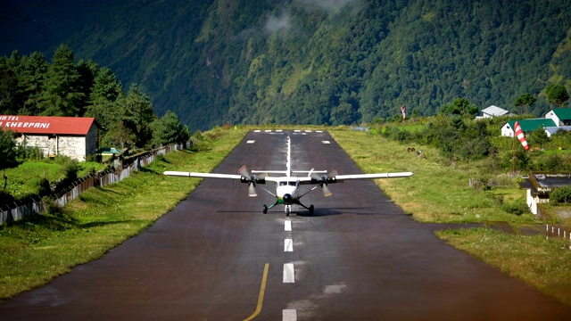 飞机降落在尼泊尔Lukla tenzing机场跑道上，4K视频素材